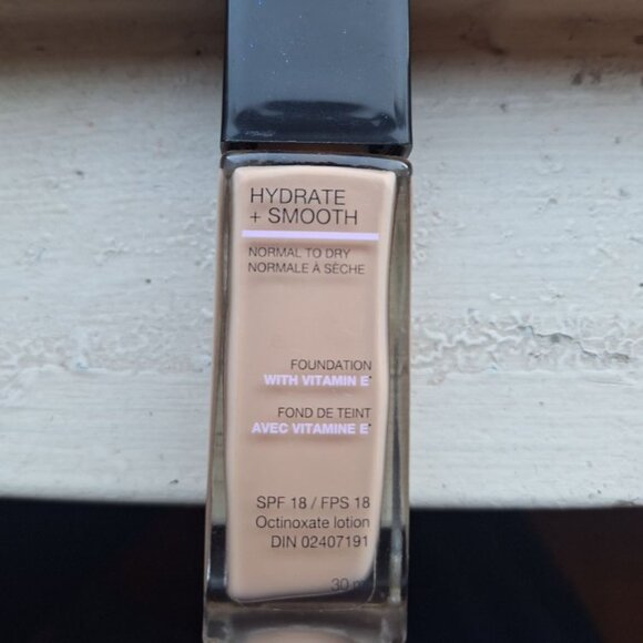 ⭐ Maybelline Fit Me Hydrate + Smooth Foundation – Shade 110 Porcelain ⭐ - Picture 1 of 2